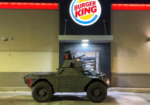 Podjechał „czołgiem” do okienka drive-thru Burger King. Nietypowy widok w Teksasie