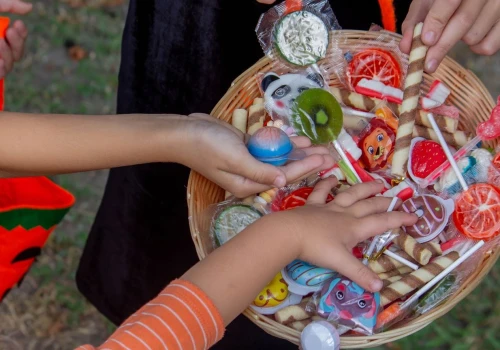 Rodzice boją się Halloween. "Dziecko zbiera cukierki, ale w domu je podmieniam"