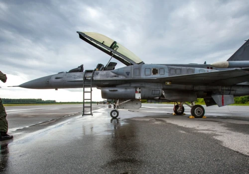 Nie ma kto latać F-16. Pilotów mniej niż samolotów