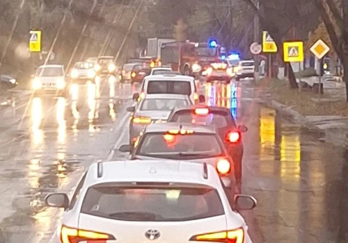 Zdarzenie drogowe na ul. Kunickiego. Dwa pasy w kierunku centrum zablokowane