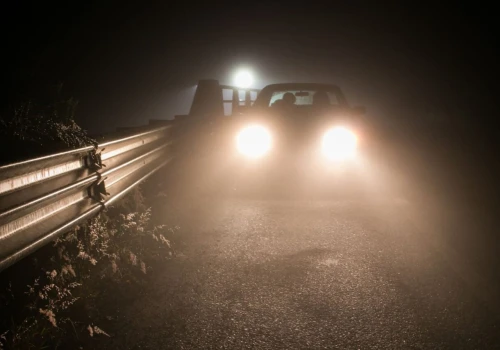 Po zmianie czasu wracasz z pracy po ciemku, a droga ginie w blasku reflektorów. Okuliści mówią, kiedy to zwykły wiek, a kiedy kurza ślepota