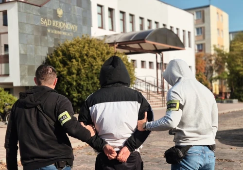 Poszukiwany 41-latek zatrzymany w Skierniewicach. Narkotyki ukrywał w lodówce