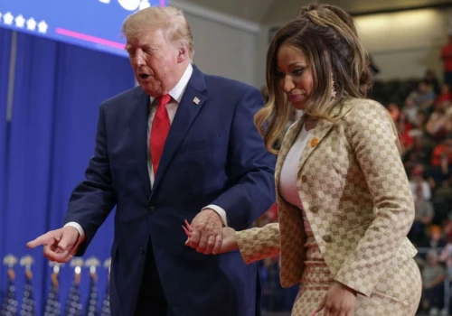 Donald Trump kazał Nicki Minaj wstać i skomentował „jej cholernie piękny tyłek”