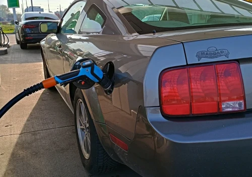 Pojechałem Mustangiem z LPG na prezentację elektrycznego samochodu. Kalkulator prawdę powie
