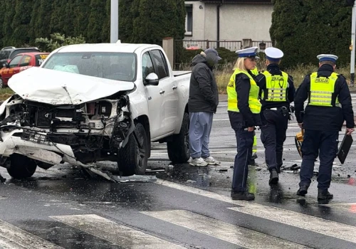 Wypadek na skrzyżowaniu Wojska Polskiego i Stawiszyńskiej. „Wjechała na czerwonym”