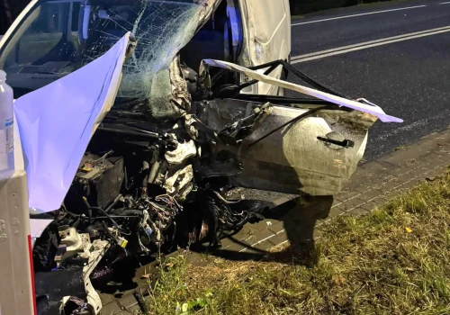 Dostawczak zderzył się z ciężarówką na DK75. Kierowcę uwalniano narzędziami hydraulicznymi