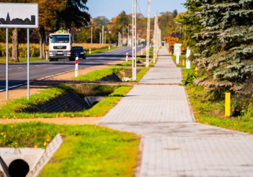 Bezpieczniej i wygodniej w Szydłowie. Nowy chodnik przy drodze wojewódzkiej jest już prawie gotowy