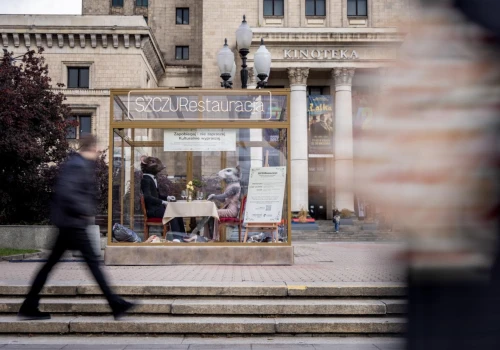 Przed Pałacem Kultury stanęła... restauracja dla szczurów