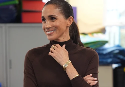 Meghan Markle nosi manicure strawberry milk – elegancki kolor uwielbiany przez kobiety z elit. Symbolizuje klasę i luksus