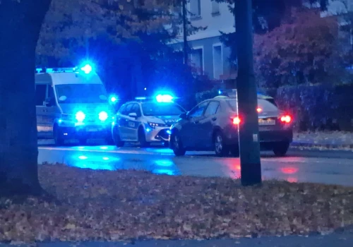 Mężczyzna z siekierą miał dobijać się do mieszkania. Interwencja policji na ul. Edukacji w Tychach