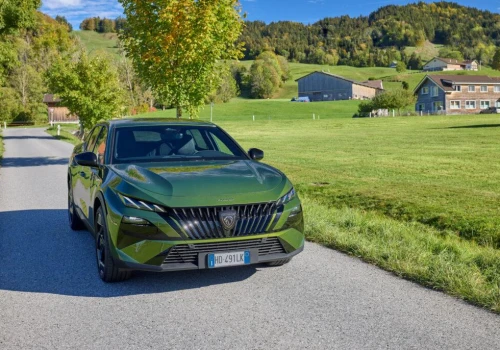 Peugeot 408 w jesiennej Szwajcarii. 240 KM i zieleń, która zmienia odcień