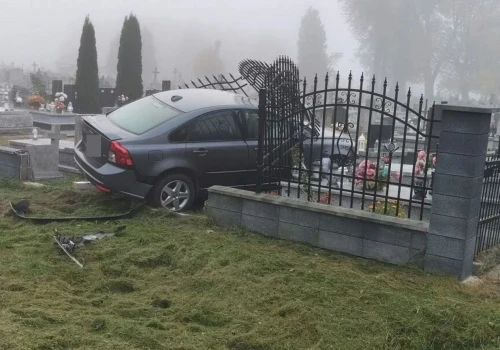 Kierowca staranował ogrodzenie cmentarza na Lubelszczyźnie. Uszkodził pięć nagrobków