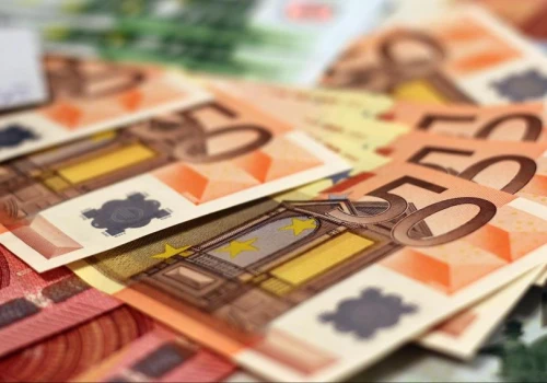 Euro najdroższe od blisko trzech lat, dolar od półtora roku. Złoty pod presją