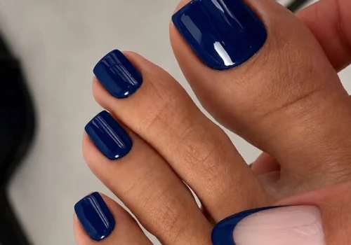 Zapomnij o czerni. „Atramentowe stopy” to kolor pedicure na jesień
