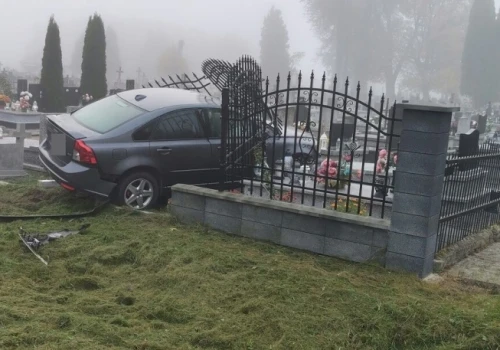 Stracił panowanie nad Volvo i wjechał w cmentarz