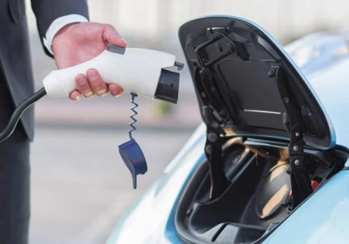 Diesel podrożał o prawie 39 proc., a Europa przesiada się do elektryków. Polska zostaje w tyle