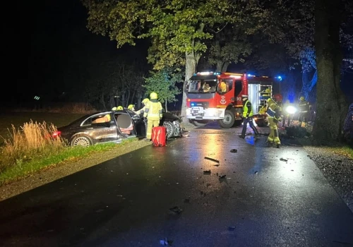 Przód Mercedesa został zmiażdżony. To odkryli policjanci, gdy kierowca trafił do szpitala