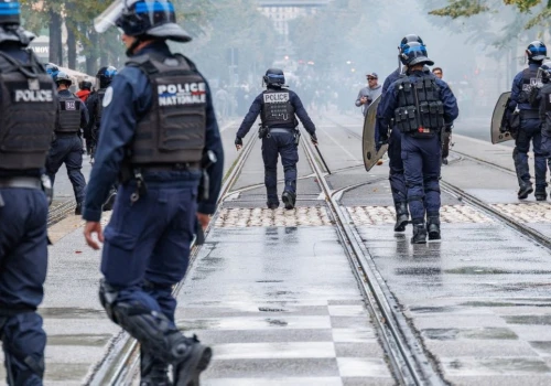 Cisza przed burzą we Francji. Drżą przed nową falą agresji, niesie się apel