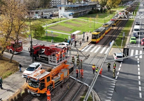 Ciężarówka zerwała sieć trakcyjną. Tramwaje na objazdach, naprawa może potrwać do wtorkowego poranka