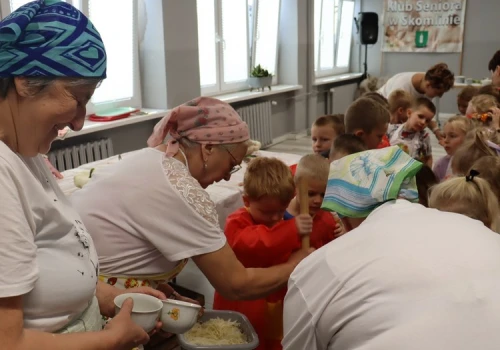 Międzypokoleniowe kiszenie kapusty w Skomlinie! Posłuchaj reportażu „Czas zamknięty w słoiku. Skomliński przepis na międzypokoleniową magię” (zdjęcia)