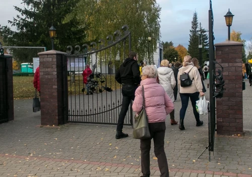 Zmiany w ruchu na Wszystkich Świętych w Koninie. Sprawdź, jak dojechać na cmentarz