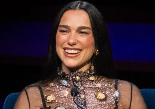 Dua Lipa wie jak zaskoczyć. Buty z piórami zwróciły uwagę widowni