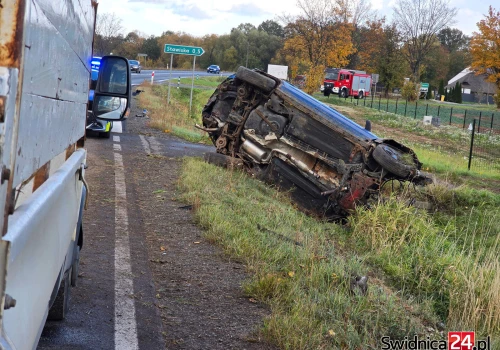 Zderzenie i dachowanie na krajowej „piątce”