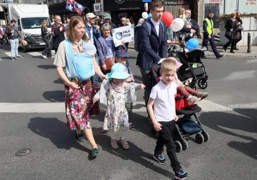 Czy w przekazie wiary zerwano więź pokoleniową? Watykan szuka odpowiedzi