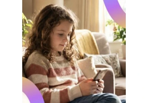 Badanie ”Dzieci a czas przed ekranem”: aż 83 proc. polskich dzieci regularnie sięga po smartfony, a 40 proc. wchodzi w świat online przed 6. rokiem życia