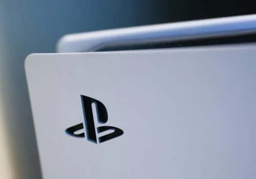 Haker okazał się sześćdziesioną. Sony zapłaciło 50 tys. dolarów za zgłoszenie słynnego exploitu konsoli PS5