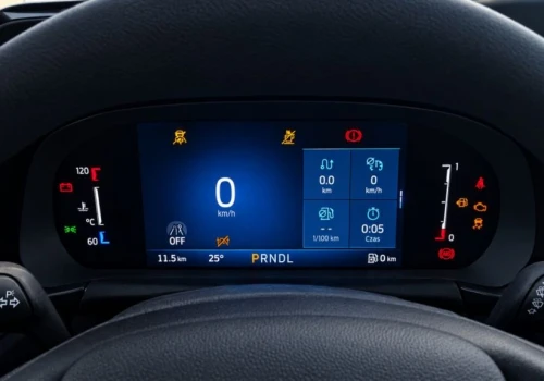 Praktyczny Ford za 99 900 zł ma automat i wielki bagażnik. To nowa sztuka z dwukolorową karoserią