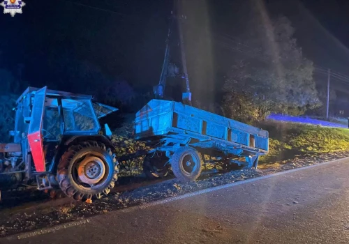 Nie zauważył ciągnika i wbił się w przyczepę. Groźny wypadek po zmroku