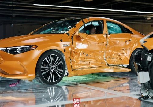 Nowy Mercedes wbił się w bok drugiego. Takich testów nie przeprowadza Euro NCAP