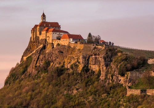 Siedem bram i cztery kilometry murów. Za nimi kryje się mroczna historia "czarownic"