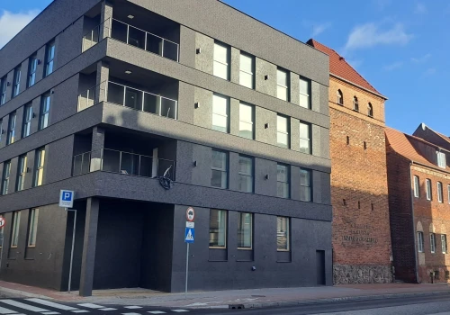 Czarna bryła obok zabytku. Burza o elewację w Chojnicach