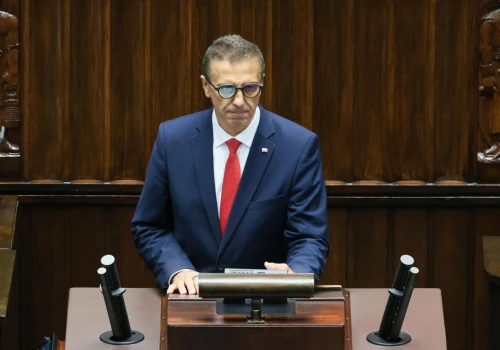 Poseł Sachajko przyłapany z gadżetem na mównicy! Zdradziła go "zielona poświata". Ek…