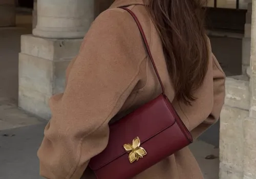 Mała, miękka i w modnym bordo. Ta torebka z Sinsay za 24,99 zł pasuje do jesiennych stylizacji, w Mango podobne