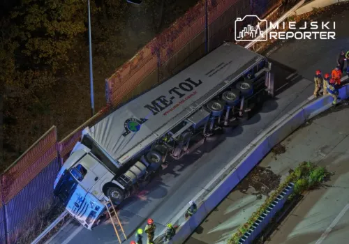 Ciężarowy Mercedes przewrócił się na bok na S17. Trasa w kierunku Warszawy zablokowana