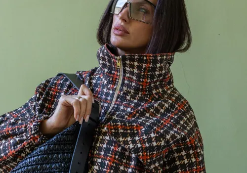 Kiedyś symbol kiczu, dziś synonim dobrego stylu. Te 3 hity przełamują elegancję i dodają luzu