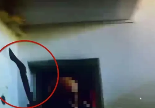 „Ruszył” z siekierą na policjantów, gdy otworzyli drzwi. 71-latek z Mokotowa trafił do aresztu, jest nagranie z interwencji