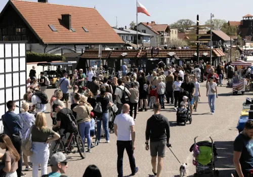 Turyści walą drzwiami i oknami, a mieszkańcy uciekają. Znany kurort nad Bałtykiem ma poważny problem
