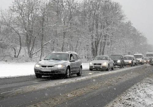 Pierwsze przymrozki mogą ujawnić problemy z autem. Sprawdź to jeszcze jesienią