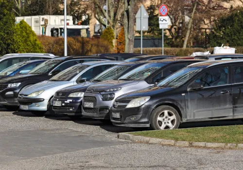Przez 20 lat osiedlowy parking był bezpłatny. Teraz TBS chce za niego 90 zł miesięcznie