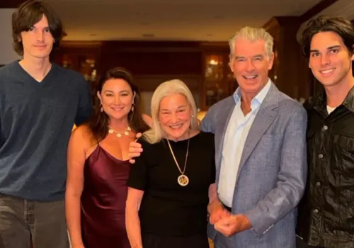Pierce Brosnan i jego piękna żona w rzadkim rodzinnym zdjęciu. Synowie byłego Bonda przerośli rodziców!