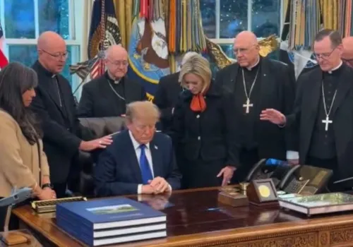 Biskupi spotkali się z Trumpem, teraz przepraszają. "Wykorzystali modlitwę"