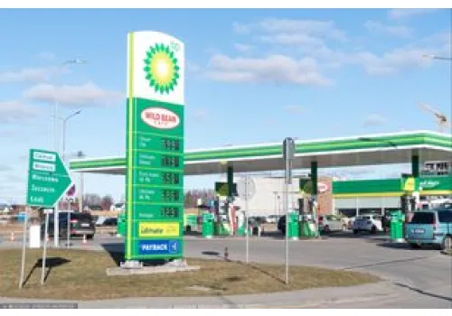 Wysyp ofert pracy na stacjach BP. Tyle zarabiają kasjerzy "na rękę"