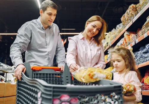 Marki własne Biedronki i Lidla – kto je produkuje? Za wieloma stoją znani producenci