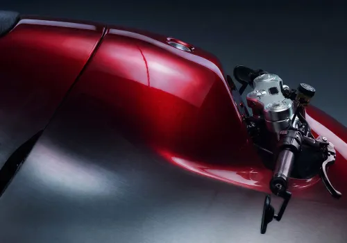 Czerwień przechodzi tu w surowe aluminium. Bandit9 zbuduje motocykl, który wygląda jak rzeźba