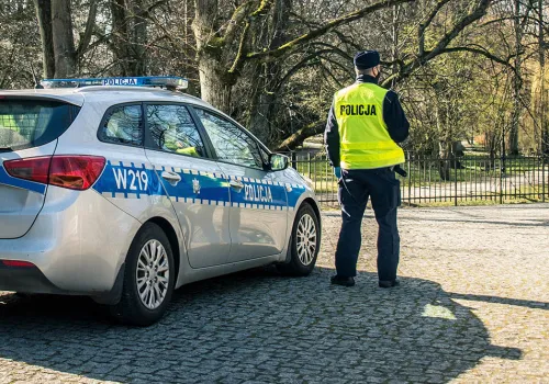 Drzwi miały nie wytrzymać, a świadek zmienić zeznania. 32-latek w areszcie