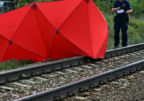 Tragedia na torach pod Warszawą. Pociąg towarowy potrącił 67-latka. Mężczyzna nie żyje